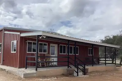 Image de A cozy barn-dominium in rural Texas with an easy walk to Llano River access.