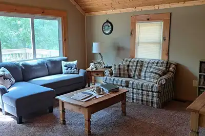 Image de Cabin nestled in the woods for a quiet relaxing getaway with large outdoor deck!