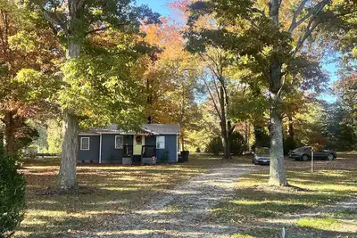 Image de Cozy retreat just 1 mile from the Fine Creek Brewery & eclectic wedding venue.