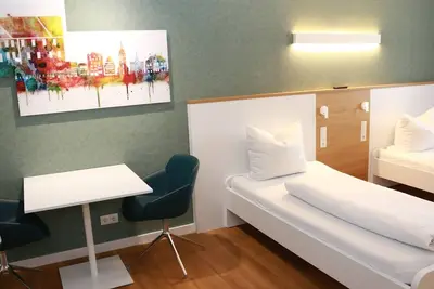 Image de Suite // 1st room with double bed (electrically adjustable beds), 2nd room two single beds with shared bathroom