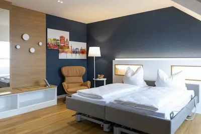 Image de Suite // 2 double rooms with shared bathroom (electrically adjustable beds)