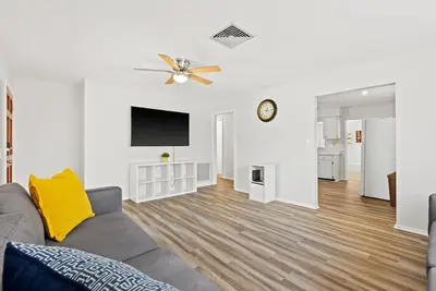 Image de Simple 2br Home w/ Backyard, 10 Min to Gulf Beaches! Dogs Ok.