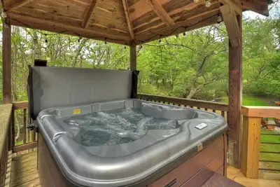 Image de Relax in the hot tub with sounds from the nearby creek! - Bear Naked Hideaway