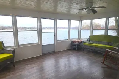 Image de Lakefront home w/ Sunroom beach, kayaks, dock and laundry. 4 bd. Pet Friendly!