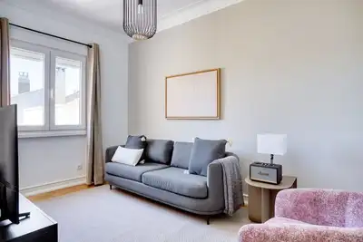 Image de Blueground | Campo de Ourique, furniture & decor