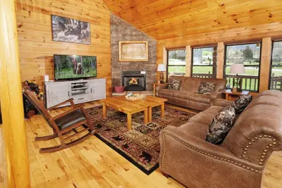 Image de Charlie Brown's Cabin Ii - Hot tub, rockers, and cozy king suites!