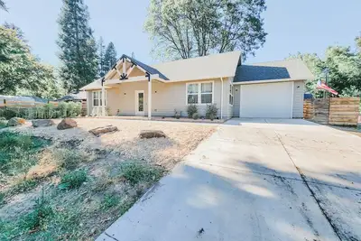 Image de Cozy 2b/2b brand new oasis close to everything in Shady Cove!
