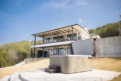 Image de Playin Possum! New, Modern 5 Bed 4. 5 Bath Retreat with Dock, 2 Balconies, HotTub