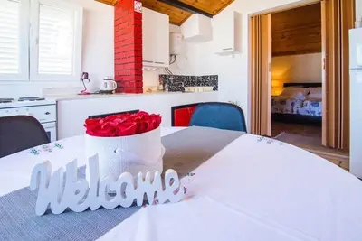Image de Appartement de deux chambres prés de la plage Splitska, Brac (A-22683-a)