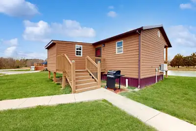 Image de Dog-friendly, lakefront cabin with porch, deck & firepit - near wineries, hiking