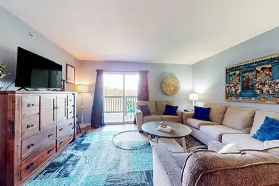 Image de Two spacious condos with washers, dryers, Ac, & seasonal pool access