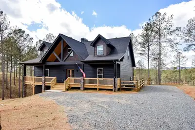 Image de Modern mountain cabin with stunning views, & ample entertainment space