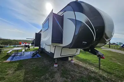 Image de Bayside Serenity – Sprinter 5th Wheel - Sleeps 4