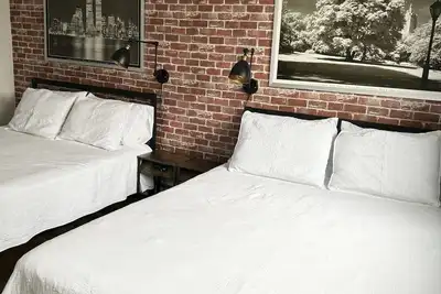 Image de 2. 5 km to stampede and Bmo/ sleeps 6