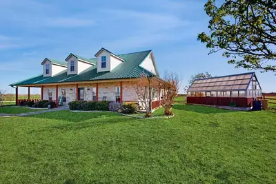 Image de Dog-friendly countryside home with firepit, wraparound porch, & prime stargazing