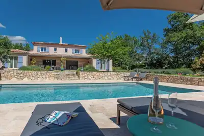 Image de Villa de luxe avec beau jardin et piscine privée