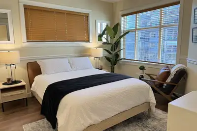 Luxury 2 Br/2b; Langley Condo withAC/Fp/solarium/gym/spray park/near transit