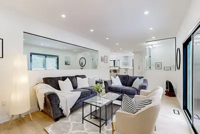 Image de Spacious home with a private pool, hot tub, multiple decks, washer/dryer, & Ac