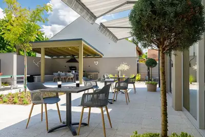 Image de Appartement dans une maison de vacances avec climatisation, bain à remous, Wifi, Tv, patio, parking