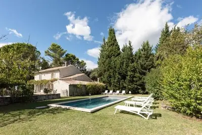 Image de Mas piscine chauffée/jacuzzi entouré de vignes