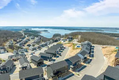 Image de Private Hot Tub, Deck Overlooking Table Rock Lake!
