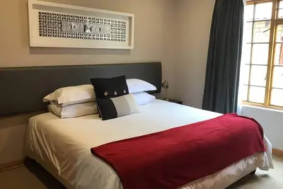 Image de Maison de ville confortable de 2 chambres à coucher, Netflix, parking privé, excellent emplacement !