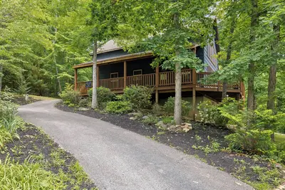Image de 3 Br (11 Guests) near Parkway - WiFi, Hot Tub, Fire Pit, Game Room, Free Tickets