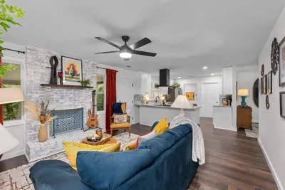 Image de 4 bedroom, 2 bathroom home with partially fenced backyard that allows pets. The sleeping arrangements for this property are 4 queen beds.