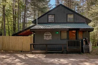 Image de Relax with the whole family at this peaceful 4 bedroom cabin.