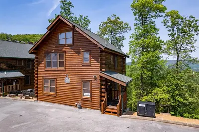 Image de Dream on High | 2br Cabin w/ Hot Tub, Game Loft, Resort Pool Access, Sleeps 8