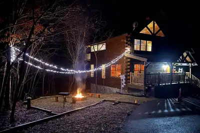 Image de Pet-Friendly 3-Level Log Cabin with Hot Tub, Game Room & Fire Pit – Sleeps 10