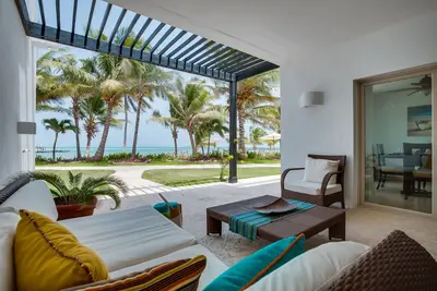 Image de Flash Sale! Beachfront Villa: Modern Oceanfront Luxury- Ambergris Caye
