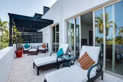 Image de Flash Sale! Tropical Elegance! Garden View Condo: 2 Bed, 2 Bath + Pool