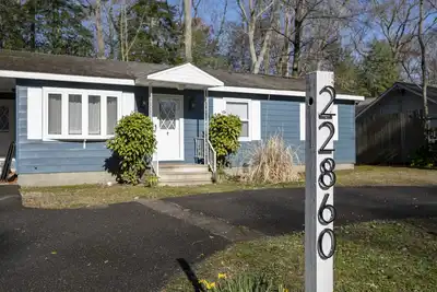 Image de 22860 Angola Road East - newly refreshed home in Angola by the Bay