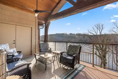 Image de Penthouse 7 on Taneycomo – Chic 3 Bdr Waterfront Condo! 5 Min to Downtown