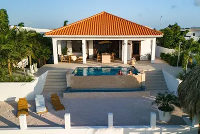 Image de Villa Serugrandi met Prachtig Wijds Uitzicht Over het Eiland en op de zee