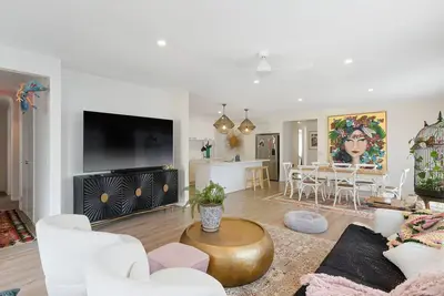 Image de Gigi's Luxe Coastal Retreat the perfect stylish getaway.