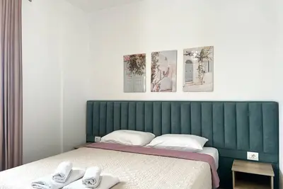 Image de A comfortable home-away-from-home experience, close to everything.