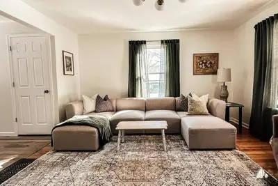 3 Bed / 3 Bath 1f/2h Cozy Village Bungalow - Centrally Located, Renovated Home