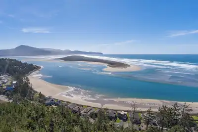 Shoreline Solace: Ocean View Townhouse Tillamook