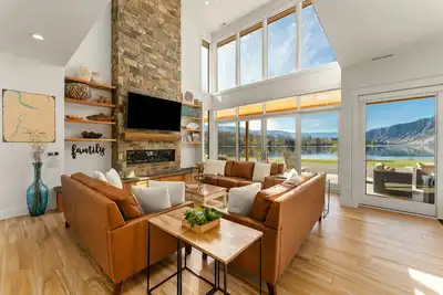 Image de Luxury Waterfront Home with Views, Sup, Firepit and Shared Dock!