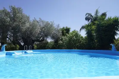 Image de Charme total au milieu d'une orangeraie avec piscine privée.
