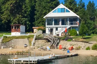 Image de Lakefront hideaway with games, grill, smart TVs, mountain views, & Ac