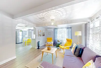 Image de Dog-friendly duplex with two full kitchens, patio & yard