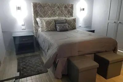 Image de Almond Tree Studio - Modern A/C Apartment w/2 Queen beds in St. James