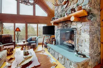 Image de Dog-friendly lodge w/ hot tub, huge Sunday River view, game room & firepit