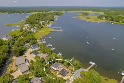 Image de Luna Sea - Gorgeous Waterfront Home with a Deep Water Dock