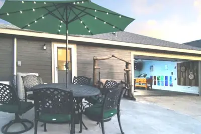 Image de Family Game Room, Xl Patio, 2 Kings & Secret Massage Nook– Group Getaway for 12