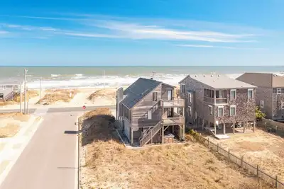 Image de Sun Realty pet-friendly semi-oceanfront home with incredible views!