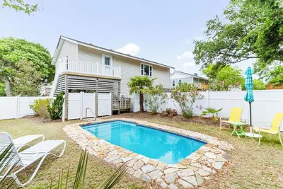 Image de Sun Realty pet-friendly soundside home with private pool!